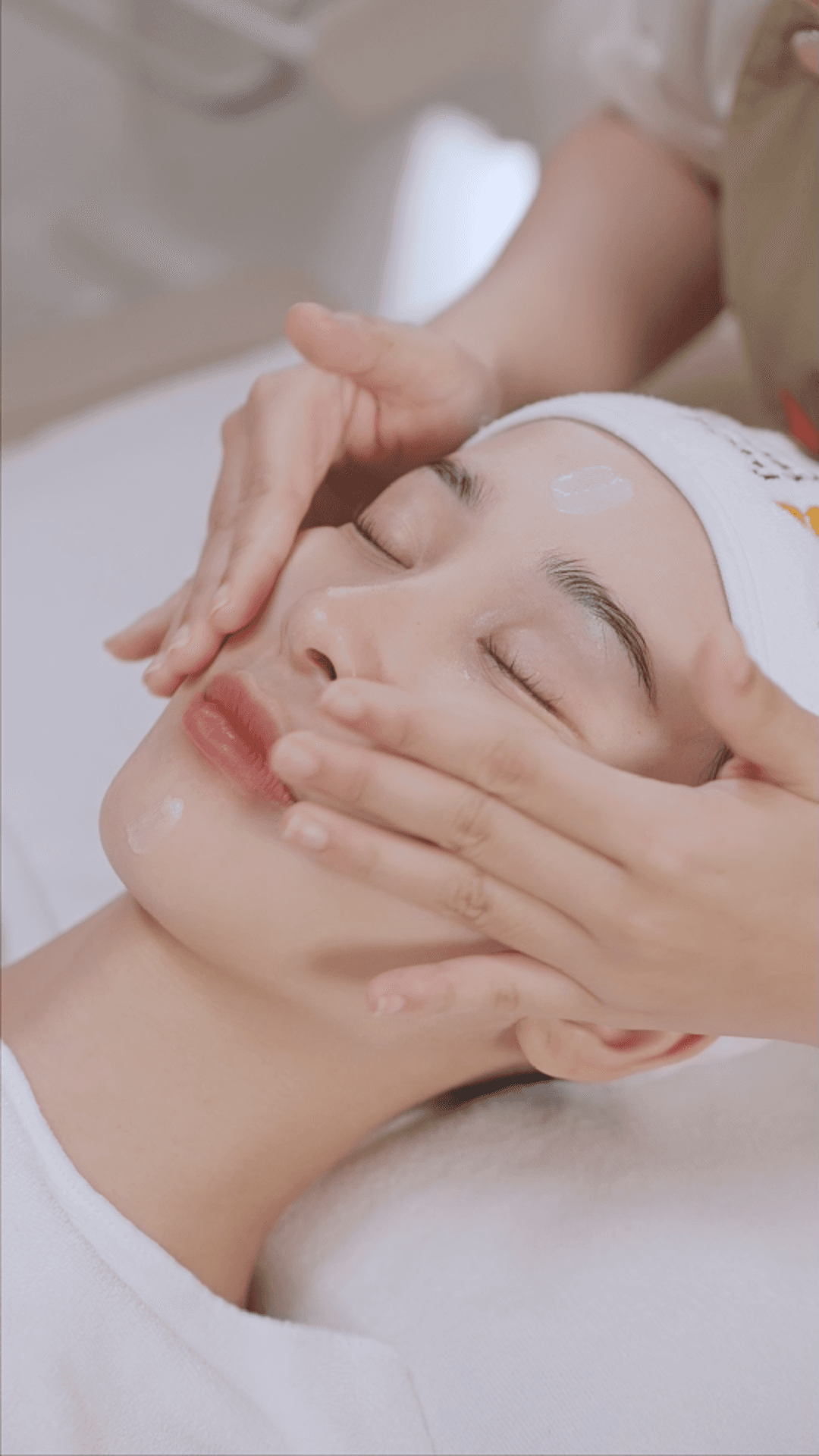 Bôi kem dưỡng ẩm
